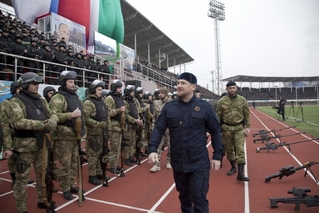 Čečenský prezident Kadyrov se svými vojáky před projevem ke shromážděným občanům Grozného.