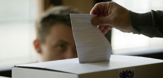 Současná hlava státu podle průzkumů u volebních místností získala 38,9 procenta hlasů.