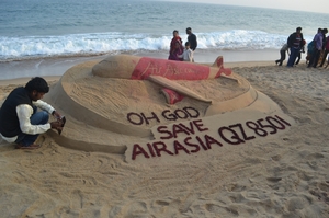 Indický umělec Sudarshan Pattnaik vytvořil z písku ztracené letadlo s prosbou k Bohu, aby jej zachránil.