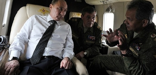 Ruský prezident a jeho minister obranyx (vpravo).