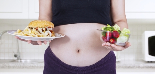 Ženy často trpí obavami, že pokud si v těhotenství budou dopřávat větší množství nezdravého jídla, ovlivní tím negativně zdraví jejich nenarozených dětí (ilustrační foto). 
