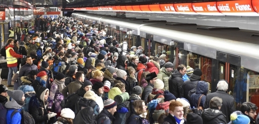 Věřící poutníci komunity Taizé cestující v pražském metru.