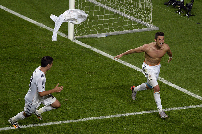 Poprvé ve finále Ligy mistrů se střetly dva kluby z jednoho města. Z vítězství se radoval Real Madrid, který porazil Atlético Madrid 4:1, ačkoli ještě deset minut před koncem prohrával 0:1. Tečku za utkáním udělal hvězdný Cristiano Ronaldo, který proměnil nařízenou penaltu. (Foto: ČTK/AP/Paulo Duarte)