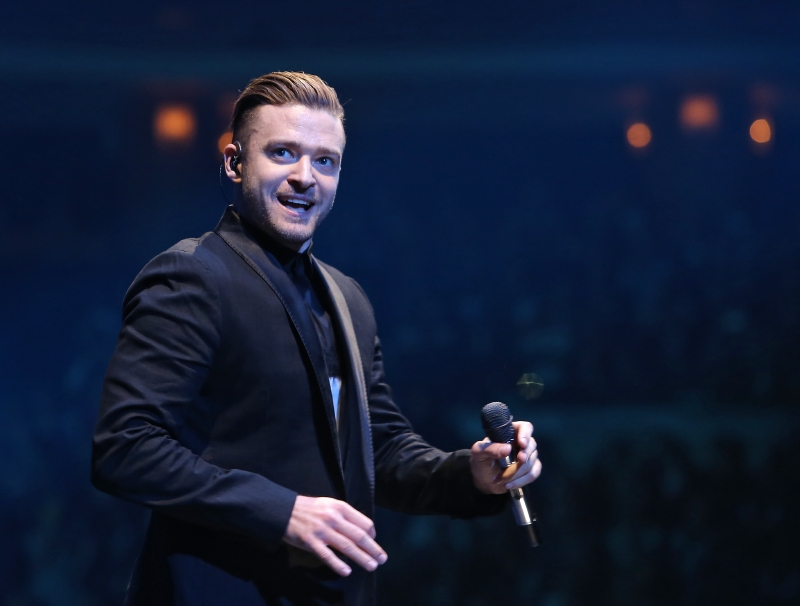 Další hvězda světové populární hudby vystupující ve společenském obleku, americký hudebník a producent Justin Timberlake, nadchnul vyprodanou O2 arenu v pražských Vysočanech. Na jeho koncert přišlo 15 tisíc lidí.