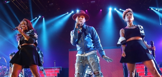 Americký zpěvák, skladatel a producent Pharrell Williams zachvátil pražskou O2 arenu a uchvátil svým vystoupením fanoušky.