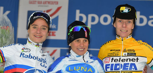 Cyklokrosařka Kateřina Nash (uprostřed) vyhrála v úterý závod v belgickém Loenhoutu.