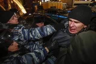 Potyčky Navalného příznivců s policí.