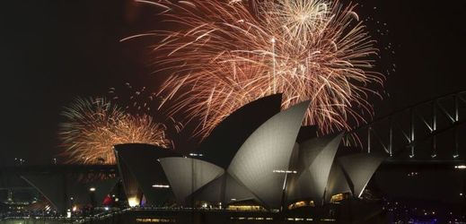 Ohňostroj nad Opera House v Sydney v loňském roce.