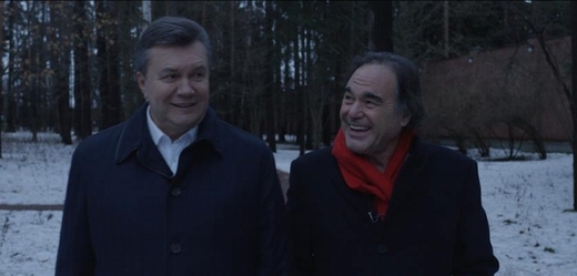 Bývalý ukrajinský prezident Viktor Janukovyč a režisér Oliver Stone.