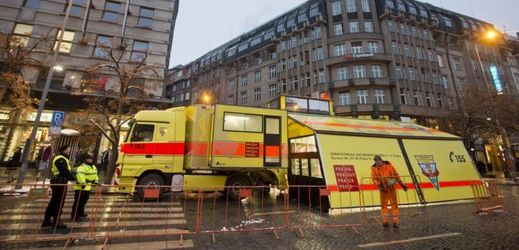 Pražští záchranáři měli na rohu Václavského náměstí a Štěpánské ulice speciální sanitní vůz Golem, ve kterém ošetřovali zraněné.