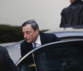 O šéfovi ECB Mariu Draghiovi se mluví jako o jednom z možných nástupců nynějšího prezidenta.