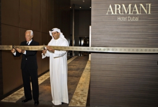 Sám Giorgio Armani při otevírání hotelu Armani v nejvyšší budově světa.