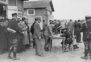 Francouzští policté zapisují Židy v koncentráku roku 1940.
