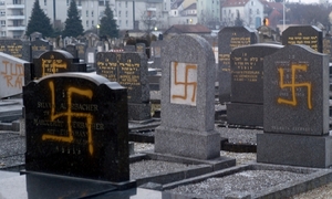 Židovský hřbitov ve Štarsburku po útoku zřejmě muslimských vandalů.