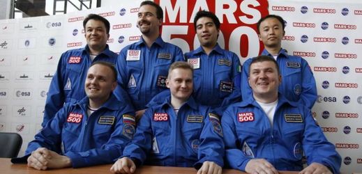 Morukov vyznamenal dobrovolníky projektu Mars 500 medailemi zasloužilého výzkumníka.