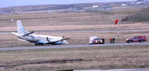 Letadlo při startu v Británii vyjelo z dráhy, nejspíše kvůli silnému bočnímu větru.