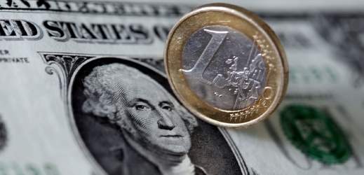 "Euro by se mohlo propadnout pod 1,20 USD, protože je zde riziko, že čísla o inflaci v eurozóně budou příští týden velmi nízká," řekl analytik Niels Christensen.