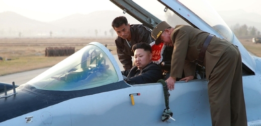 Kim III. jako vojenský skoro-pilot (říjen 2014).