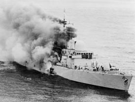 HMS Sheffiled v plamenech. Z války o Falklandy roku 1982.