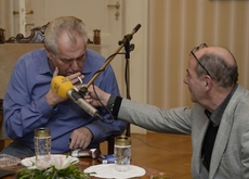 Michel Fleischmann, prezident mediální skupiny Lagardére Active ČR, do které patří i Frekvence 1, připaluje prezidentovi cigaretu.