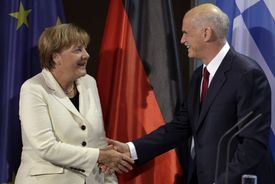 Německá kancléřka Angela Merkelová a bývalý řecký premiér Jorgos Papandreu.