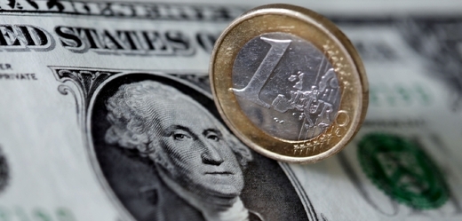 Euro se vůči dolaru propadlo.