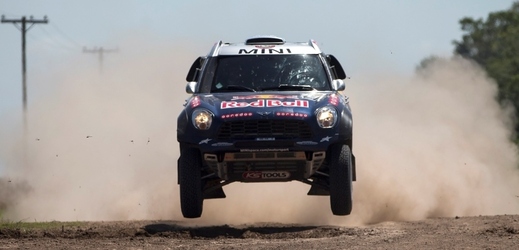 Katarský automobilový jezdec Násir Attíja dodatečně přišel o vítězství v nedělní úvodní etapě 37. ročníku Rally Dakar.