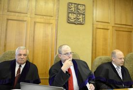 Soudce Robert Pacovský (uprostřed) na lavici soudců Krajského soudu v Praze, kde 7. srpna 2013 začalo hlavní líčení v kauze poslance Davida Ratha.