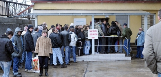 Fronta na výdej sociálních dávek v Chomutově.