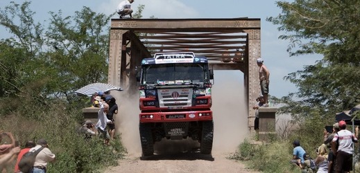 Dodatečná penalizace připravila českého pilota kamionu Tatra Martina Kolomého o průběžné třetí místo na Rallye Dakar.