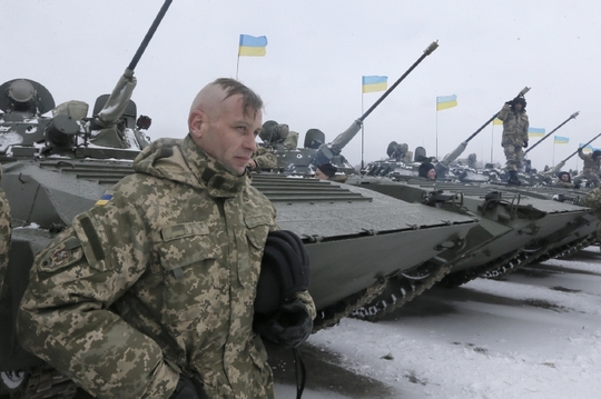 Ukrajinští vojáci poslouchají projev prezidenta Porošenka.