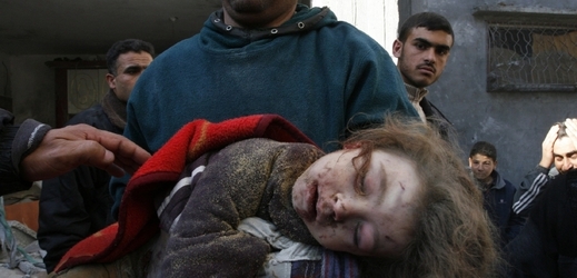 Dívenka zabitá při izraelském útoku v Gaze.