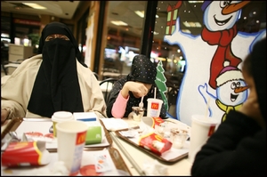 Zahalené muslimky v mekáči, obrázek dnešní Francie.
