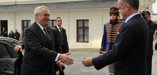 Prezidenti Zeman (vlevo) a Kiska na Bratislavském hradě před setkáním V4.