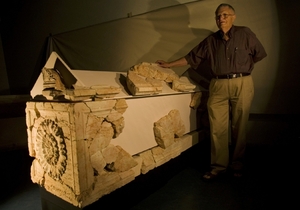 Izraelský historik vedle sarkofágu, jenž mohl skrývat Herodovy ostatky.