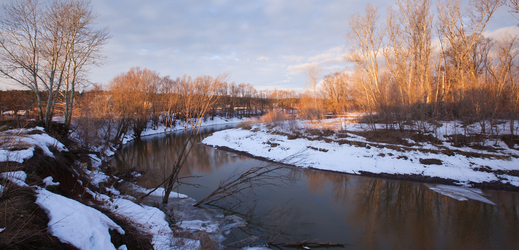 Tající sníh může zvednou hladiny řek (ilustrační foto).