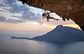 Takto úžasný pohled na západ slunce se naskytl horolezkyni na řeckém ostrově Kalymnos.
