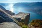 Většina lidí jezdí do Norska v zimě, léto ale nabízí ještě úchvatnější pohled na okolní krásy. Na snímku je skalní blok Preikestolen.