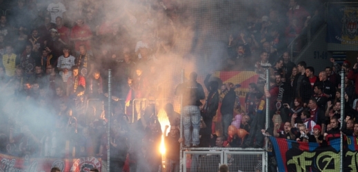Policie zahájila trestní stíhání jednačtyřicetiletého muže, který loni v listopadu po fotbalovém utkání mezi Plzní a pražskou Spartou napadl fanouška Viktorie. 