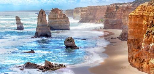 Pískovcové věže Dvanáct apoštolů lákají turisty z celého světa do Austrálie. Nelze se divit, že je tato přírodní památka zapsána na seznamu světového dědictví UNESCO.