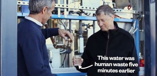 Bill Gates sám vypije sklenici vody vyrobené převratnou metodou.