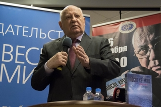 Gorbačov představuje v Moskvě svou knihu "Po Kremlu" (prosinec 2014).