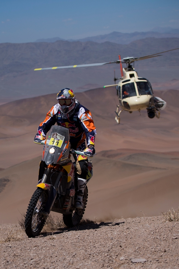 Honička s helikoptérou, nebo nová, speciální kategorie? Nikoliv, to jen vrtulník snímá jízdu Rubena Farii z Chile.