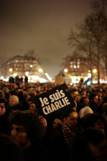 Francie večer po útoku. Lidé v ulicích truchlí kvůli obětem ze satirického týdeníku Charlie Hebdo.