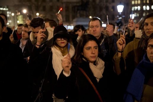 "Je suis Charlie". Tímto sloganem se spojili lidé proti teroristům ve Francii. Tužky jako symbol drželi v rukou i lidé v Londýně na Trafalgarském náměstí, aby tak vyjádřili Francii svou účast. 