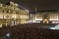 Tisíce lidí se shromáždily v centru Francie, aby minutou ticha uctily oběti.