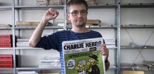 Vydavatel francouzského satirického týdeníku Charlie Hebdo, známý jen jako Charb, ukazuje číslo časopisu na kterém je karikatura Mohameda.