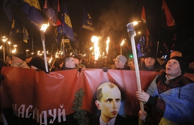 Ukrajinští nacionalisté nesou louče a portrét Stepana Bandery na shromáždění v Kyjevě 1. ledna 2015.
