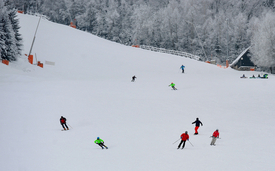 V Harrachově (na snímku z 8. ledna) se lyžuje na červené u skokanských můstků a modré v Rýžovišti, na víkend nic dalšího nepřibude.
