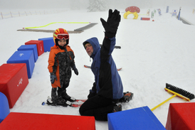 Kvůli počasí byl 8. ledna lyžařský areál Plešivec u Abertam na Karlovarsku prázdný. Sněhu je sice dost, ale mlha, vítr a namrzající déšť vyhnal lyžaře ze svahů. V dětském skiparku se přesto učil lyžovat čtyřletý Tomáš Markusek pod vedením instruktora Petra Hodiny.